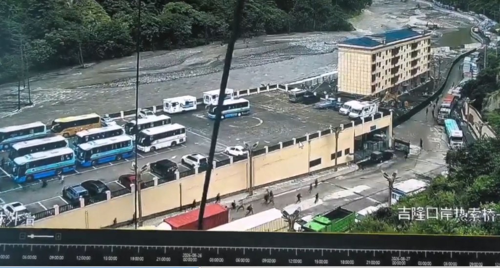 民众惊慌奔逃。