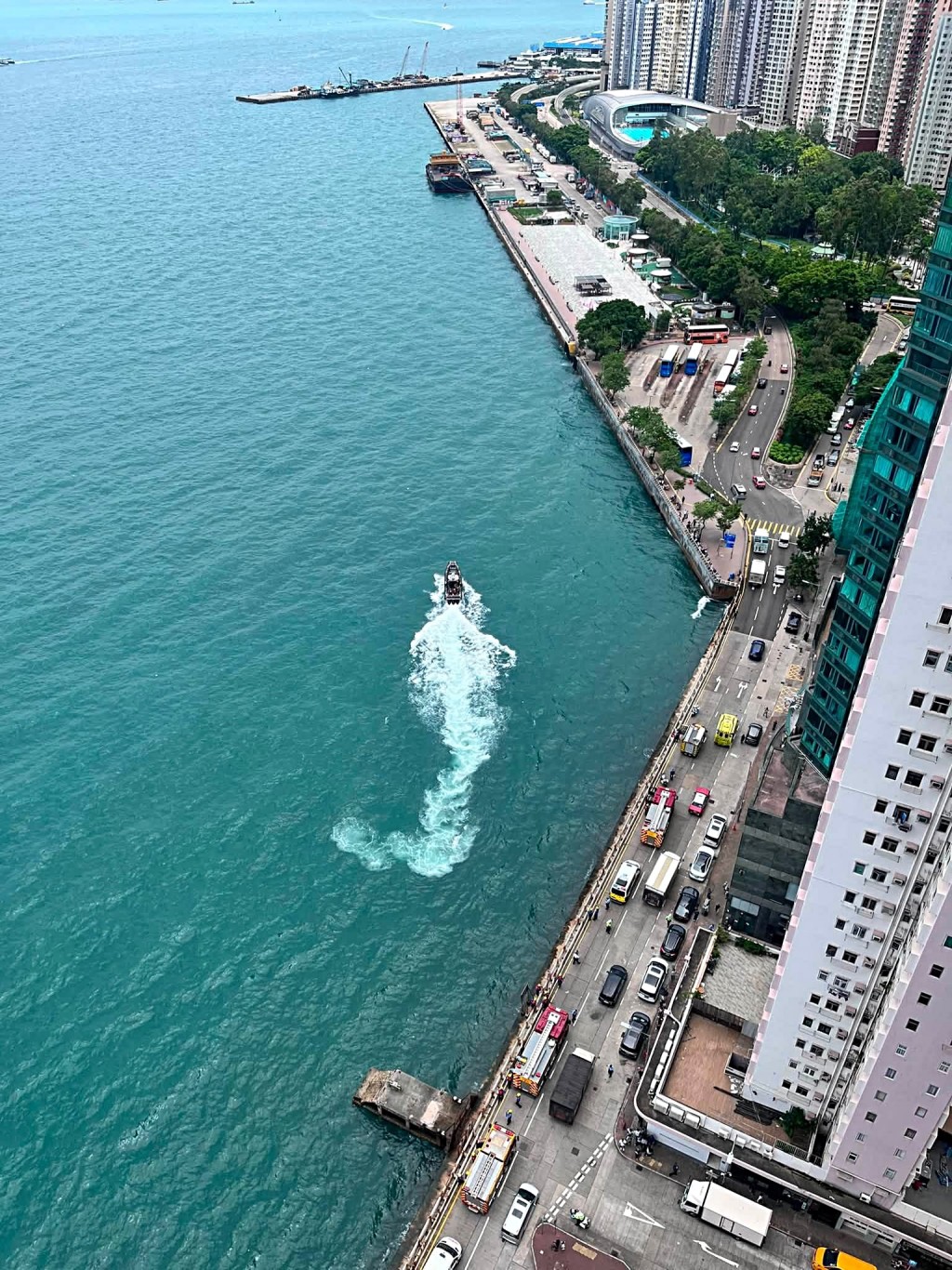 消防將事主救起。fb:西環變幻時 消防將事主救起。fb:西環變幻時