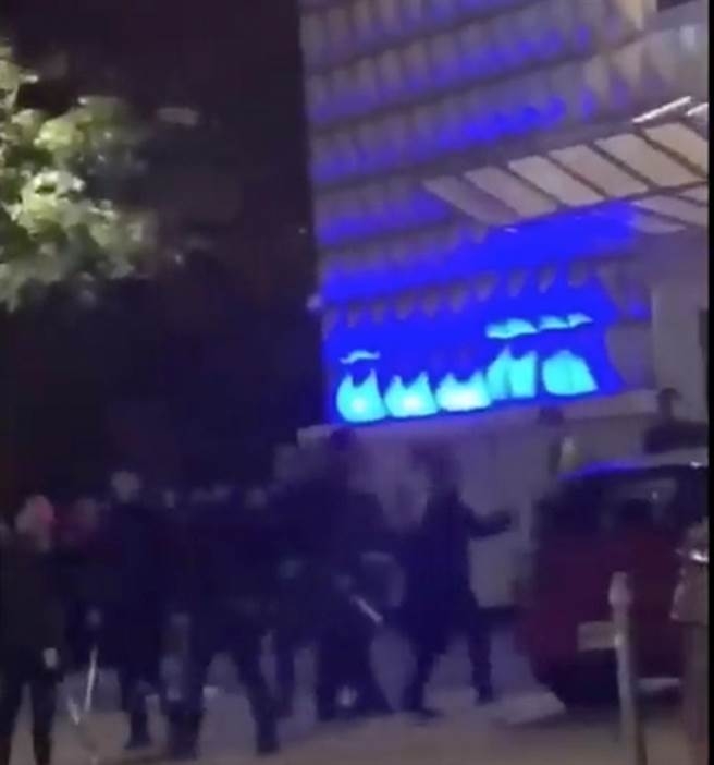 台中夜店X-CUBE,發生酒客衝突,進而演變成酒店保安人員與客人群毆亂戰。(網圖)