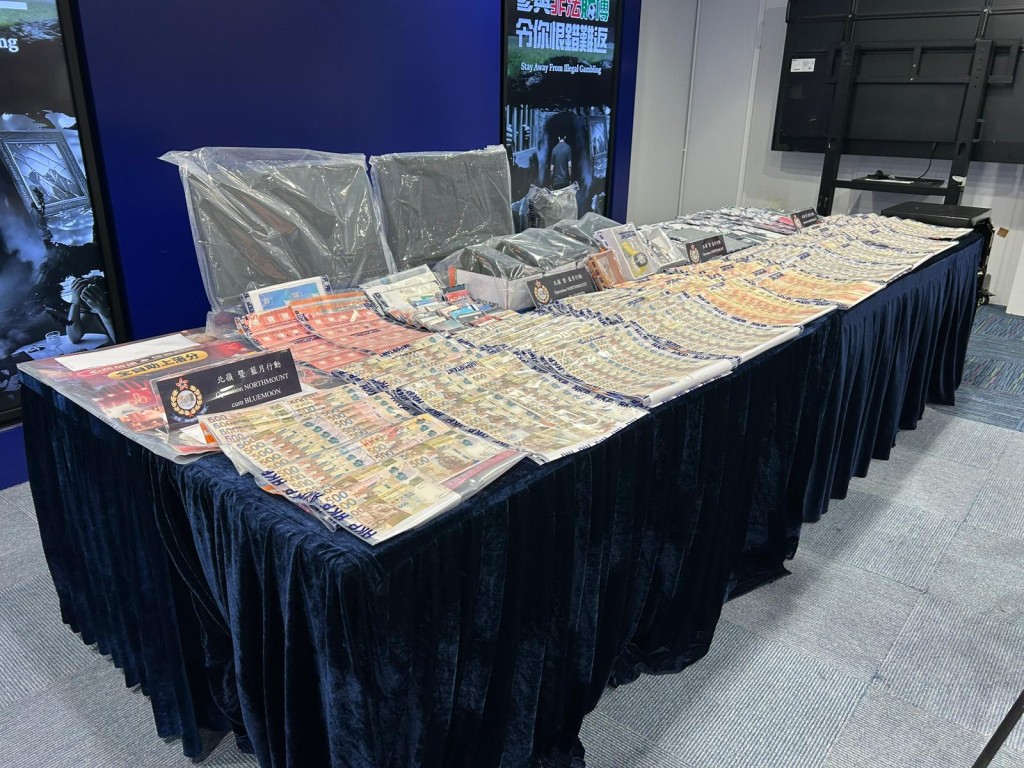 警方展示證物。 警方展示證物。