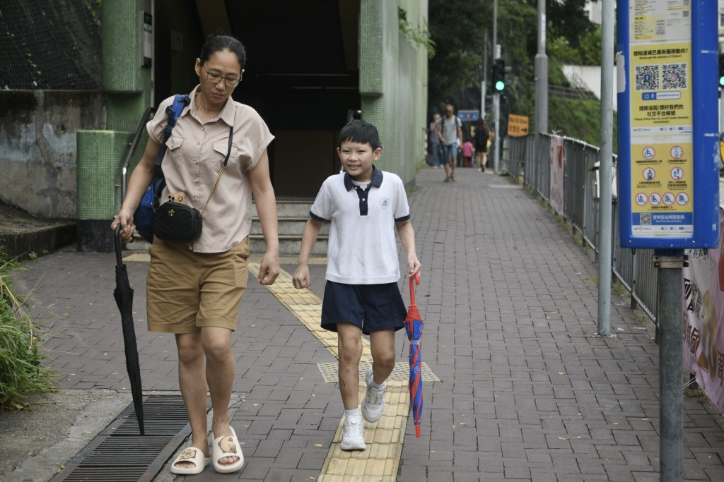 雖然今日停課,有家長帶同穿校服的子女走在街上。陳浩元攝 雖然今日停課,有家長帶同穿校服的子女走在街上。陳浩元攝