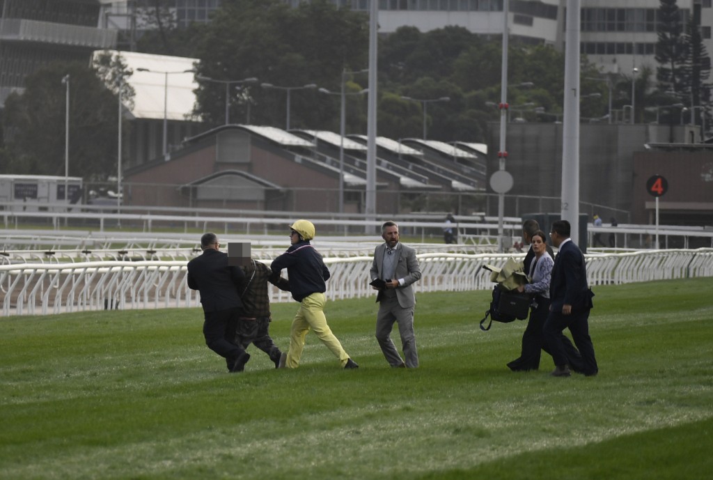 一名59歲本地男子涉嫌「公眾地方內擾亂秩序行為」被捕。林龍攝 一名59歲本地男子涉嫌「公眾地方內擾亂秩序行為」被捕。林龍攝