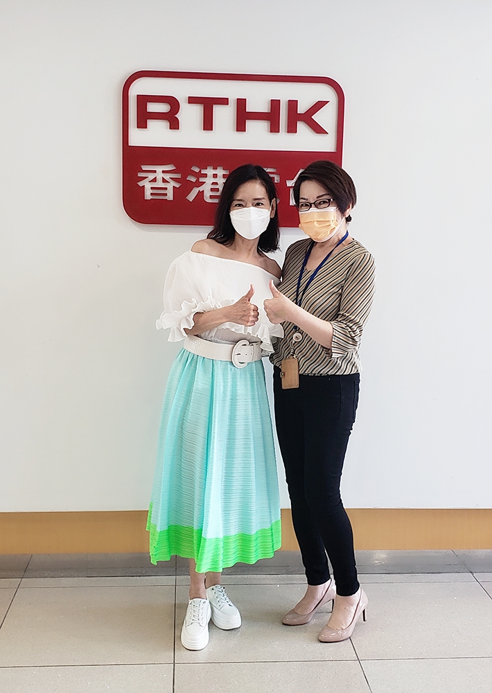 珠女(左)接受車淑梅電台節目訪問。