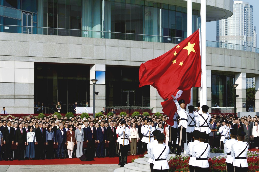 民族團結法草案內容提到支持香港及澳門特別行政區,開展關於中華民族、歷史、文化和國情的教育。圖為香港特區為慶祝中華人民共和國成立76周年舉行升旗禮。 民族團結法草案內容提到支持香港及澳門特別行政區,開展關於中華民族、歷史、文化和國情的教育。圖為香港特區為慶祝中華人民共和國成立76周年舉行升旗禮。