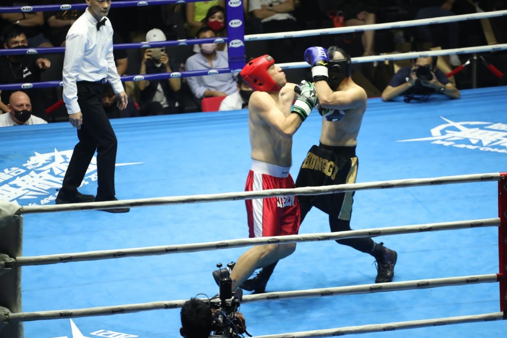 Steven被大J重擊一拳。