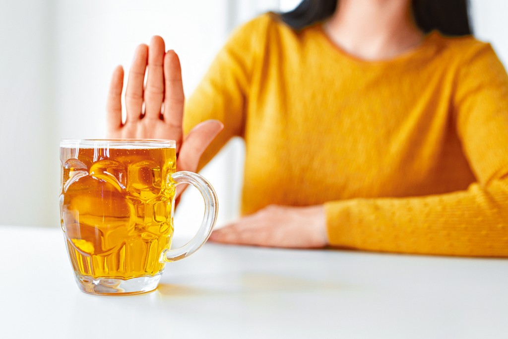 功能性消化不良患者，日常宜定時定量進食外，還應避免辛辣刺激性食物、酒精飲品等。