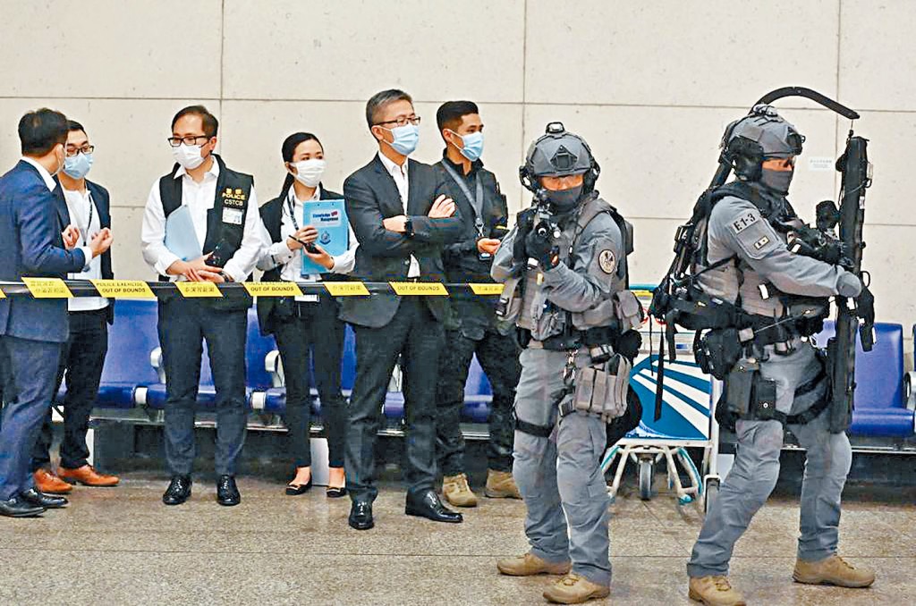 警務處處長蕭澤頤（右四）親自督師反恐演習。