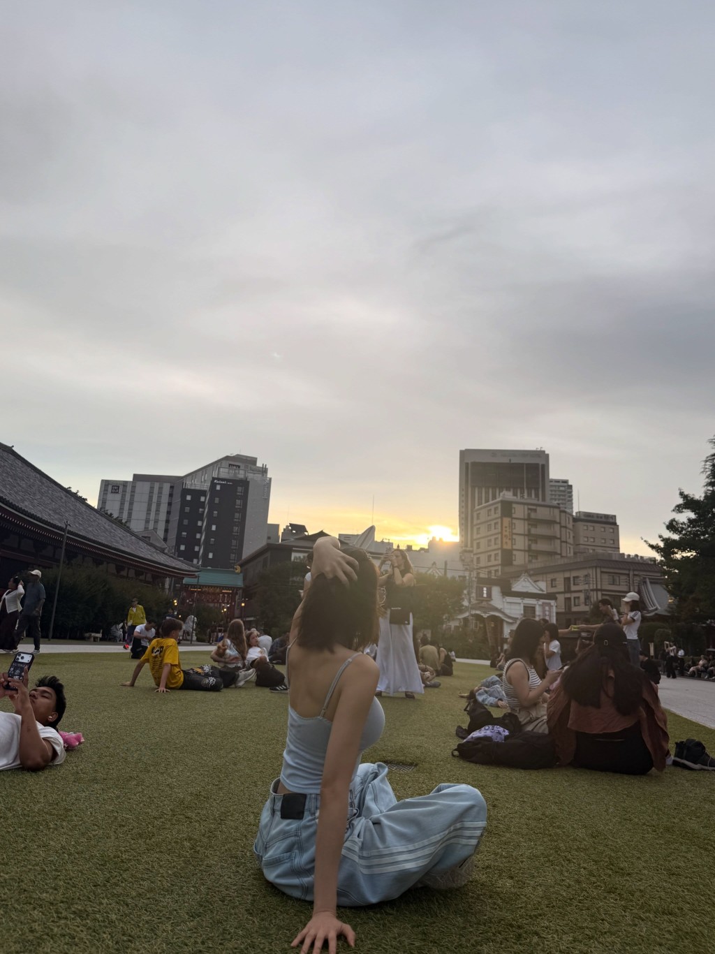 林明禎坐在草地上的背影,簡單一個甫士已充滿女神氣場。 林明禎坐在草地上的背影,簡單一個甫士已充滿女神氣場。
