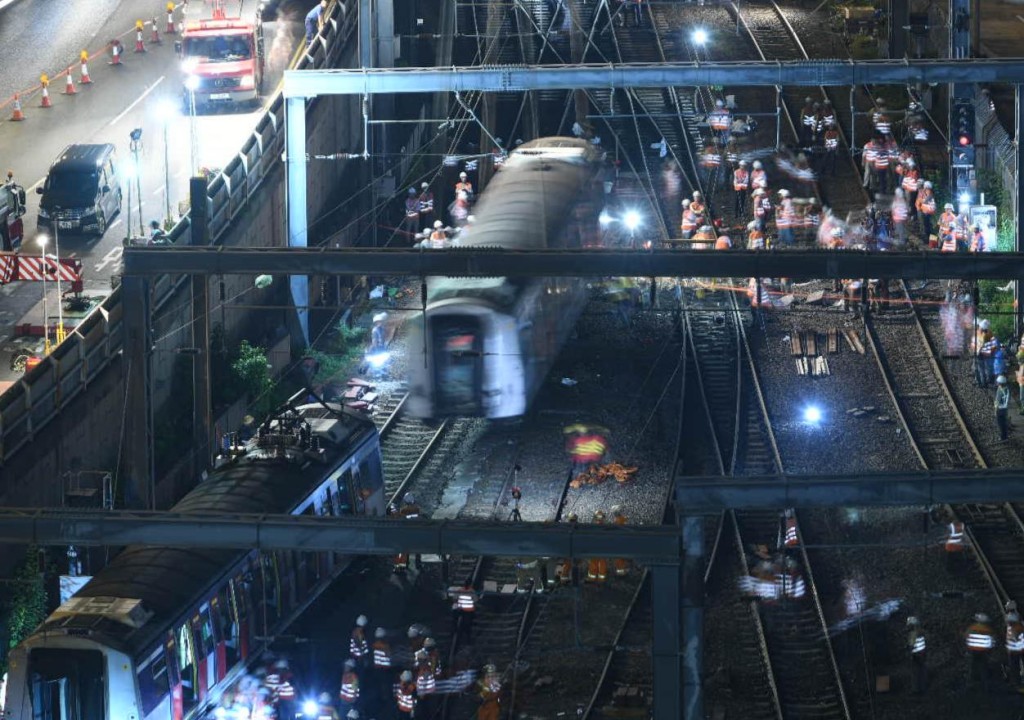 工程人員將列車移回路軌。