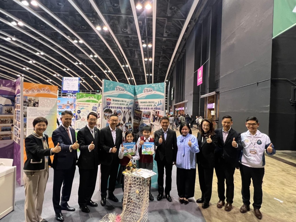 入境處處長郭俊峯今日親臨「協助在外香港居民小組」的攤位，為同事打氣兼加油。