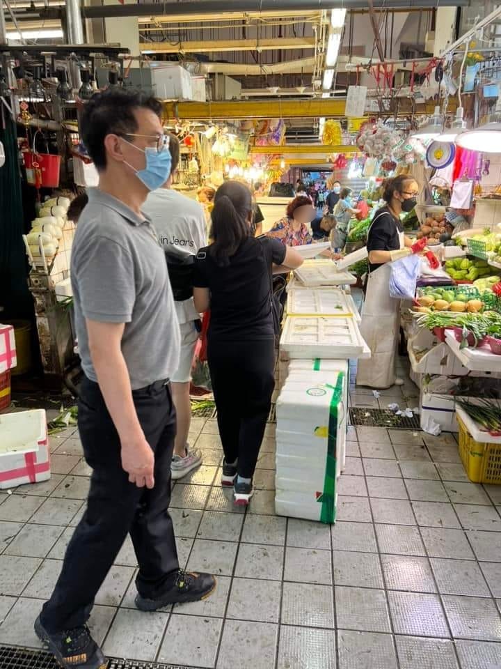 網民指責女菜販一字排開發泡膠盒阻塞街巿中央通道。(香港突發事故報料區及討論區)