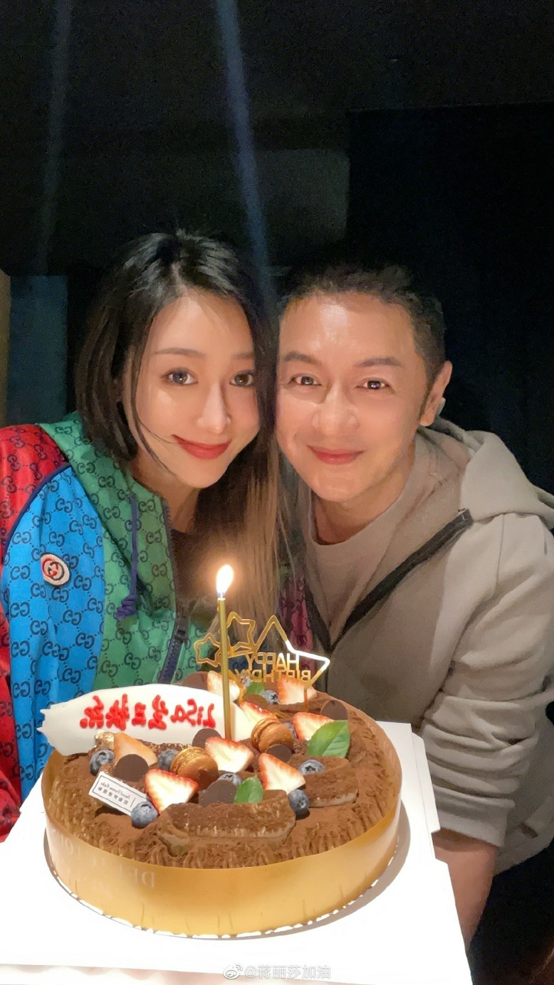 愈來愈有夫妻相，浩民皮光肉骨，完全睇唔出已經52歲。