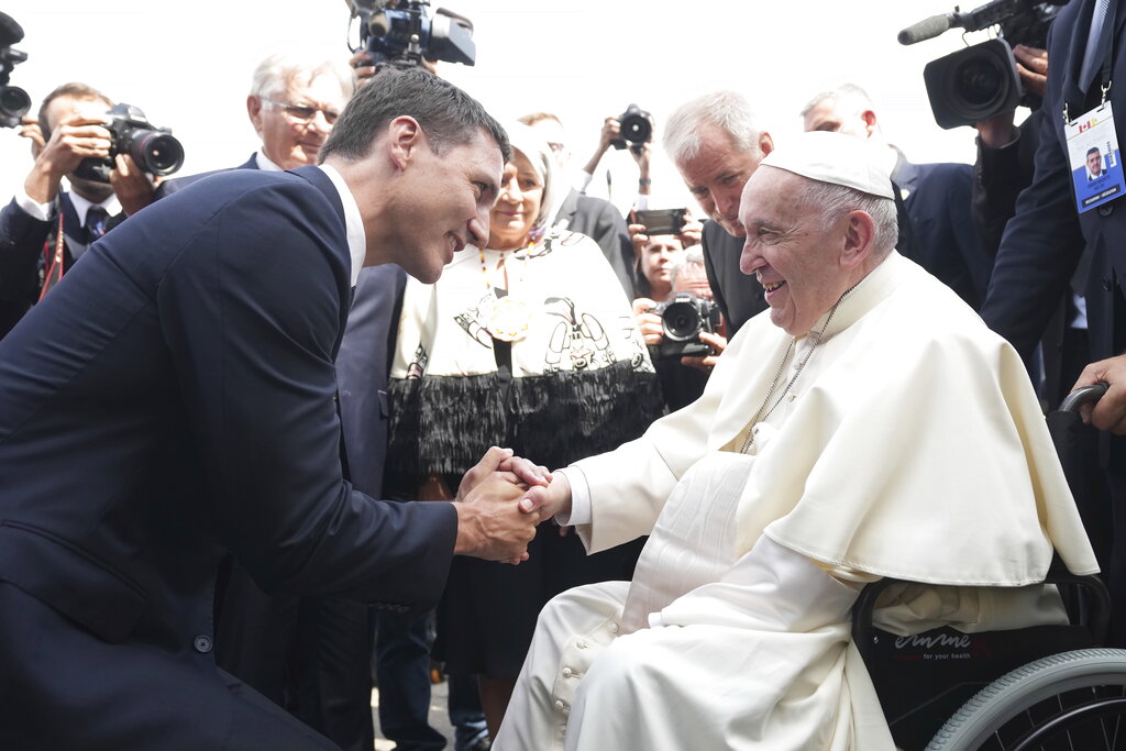 教宗落機時總理杜魯多在場迎接。AP
