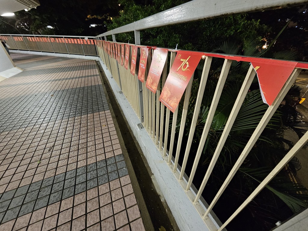 警方到場調查，發現有92張宣傳品被撕毀。