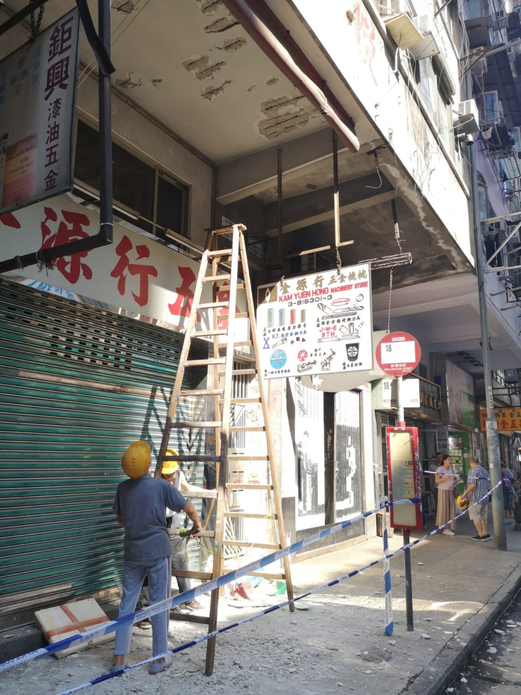 警方封鎖現場一段行人路。