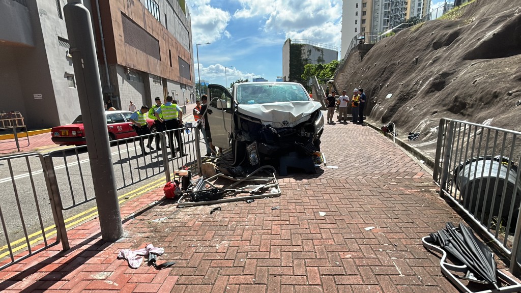 客貨車車頭嚴重損毀。林思明攝