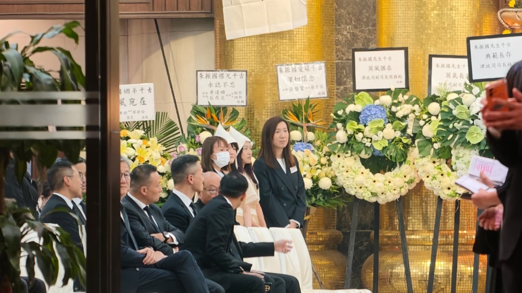 朱振國的妻子及女兒等家屬在靈堂內打點一切。 朱振國的妻子及女兒等家屬在靈堂內打點一切。