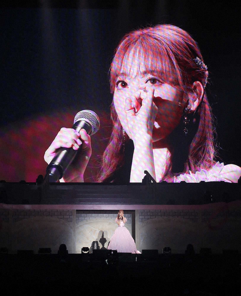 宮脇咲良演唱其間一度感動落淚。