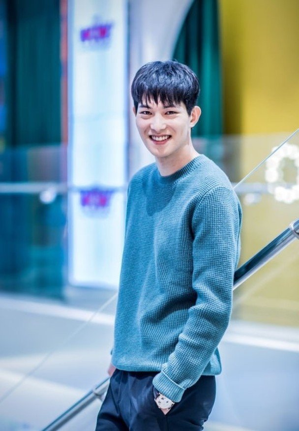 宗泫因涉及鄭俊英偷拍性愛片醜聞，宣佈退出樂隊。