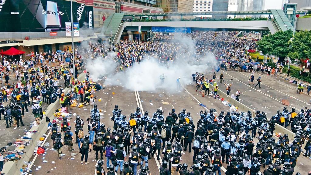 全副防暴裝備警員展開清場，施放催淚彈驅散集結在夏慤道示威者。