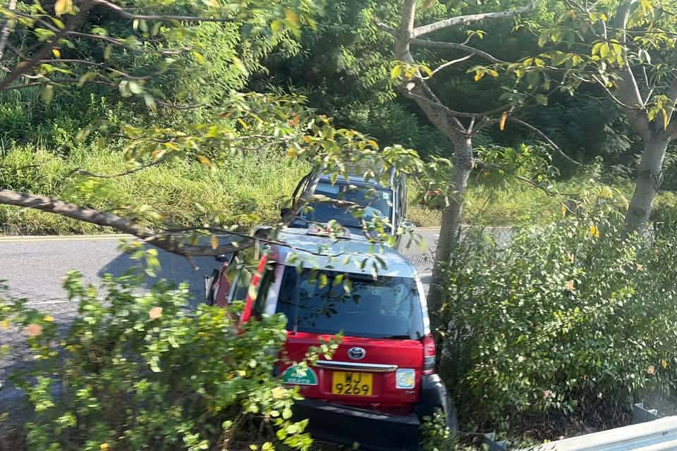 東涌發生3車相撞意外,其中的士及一輛輕型貨車迎頭相撞。網上圖片 東涌發生3車相撞意外,其中的士及一輛輕型貨車迎頭相撞。網上圖片