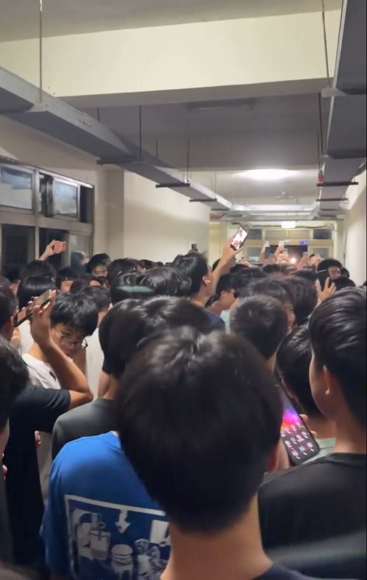 过百名台大学生追拍“擒屎皇”。Threads 