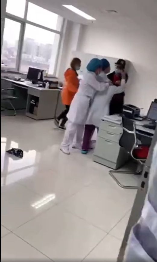 男子不滿醫院拒絕懷孕妻子回家, 竟毆打醫生。網圖