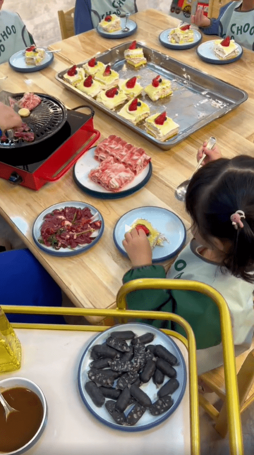 小朋友在学校可以吃烧肉。（抖音截图）