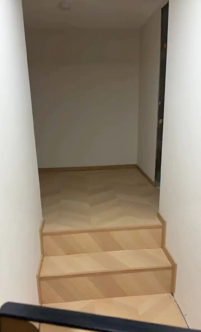 武汉酒店装饰画后暗藏楼梯设备间,女子拒删差评望周知。微博 武汉酒店装饰画后暗藏楼梯设备间,女子拒删差评望周知。微博