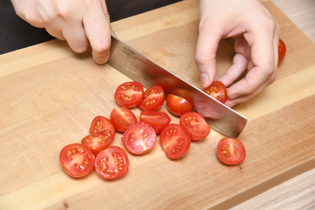 Step 2: 車厘茄切半。 Cut the cherry tomatoes into halves.