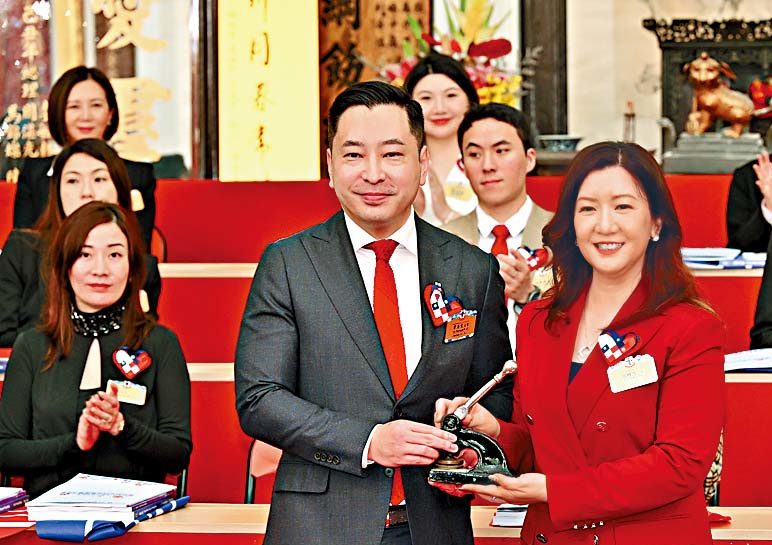東華三院癸卯年董事局主席韋浩文（左）移交契據及印信予甲辰年董事局主席鄧明慧（右）。