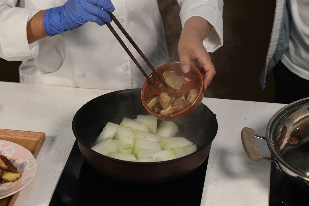 可先以調味料醃冬菇，會更美味。