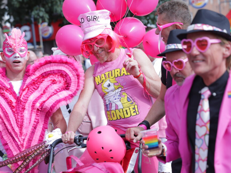 数以万计丹麦民众走上街头，参与同志骄傲大游行。AP图片