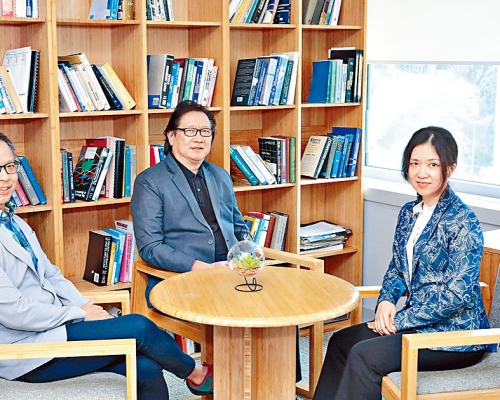 恒大調查顯示,從事資訊科技及系統分析行業的畢業生,入職平均薪酬按年增逾百分之七。梁志堅(中)指相關人才發展前景在「新常態」下非常樂觀。 恒大提供