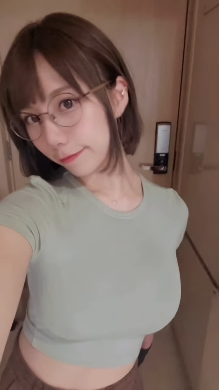 Annabelle不吝惜晒好身材。