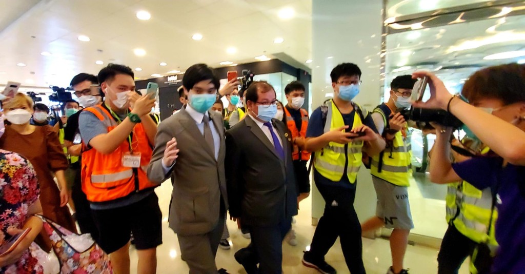 東港城一名保安員被多人質問為何報警。