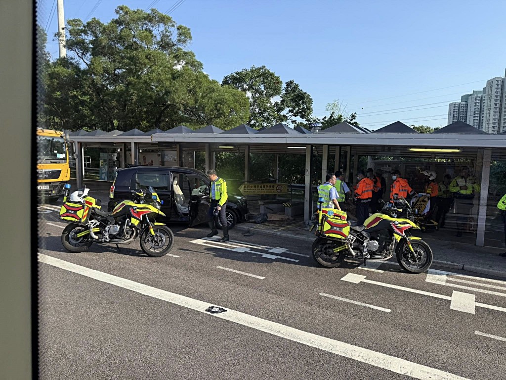 肇事私家車車頭嚴重損毀。fb：香港交通車cam影片