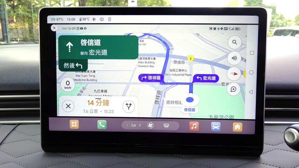 东风DongFeng Nammi Box中控台顶置12.8寸触屏附多媒体系统，无线支援AppleCarPlay介面。