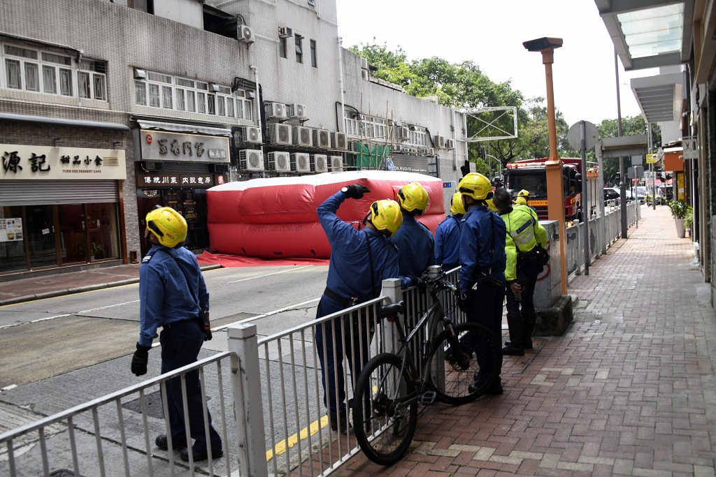 消防開氣墊戒備。楊偉亨攝