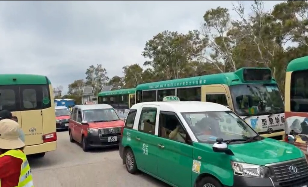 東壩一度出現車龍。方國珊fb