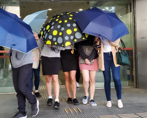 被告盧在思(左二)、被告李穎芯(左三)。