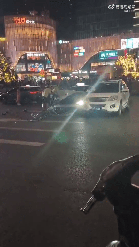 小米SU7鄭州車禍現場畫面。 微博@老K評說 小米SU7鄭州車禍現場畫面。 微博@老K評說