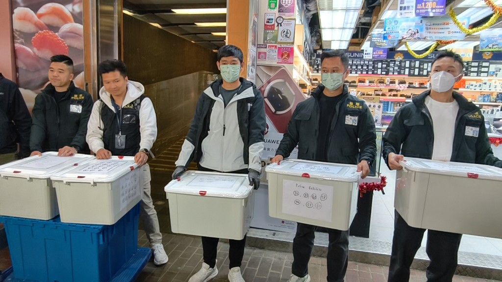 警方在律師行取走多箱文件。黃文威攝