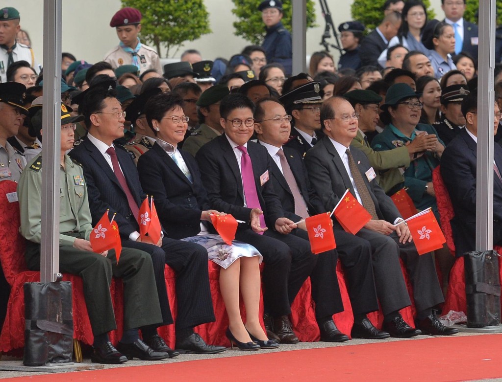 行政長官林鄭月娥(左三)等官員出席。