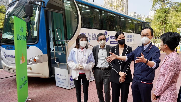 聶德權上午到大埔的流動疫苗接種站視察。聶德權facebook圖片