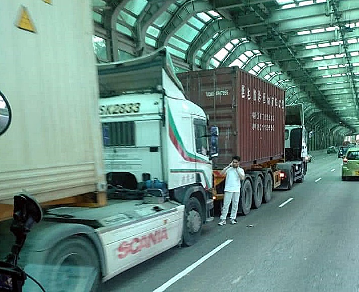 屯門公路發生兩貨櫃車相撞意外。fb：香港突發事故報料區