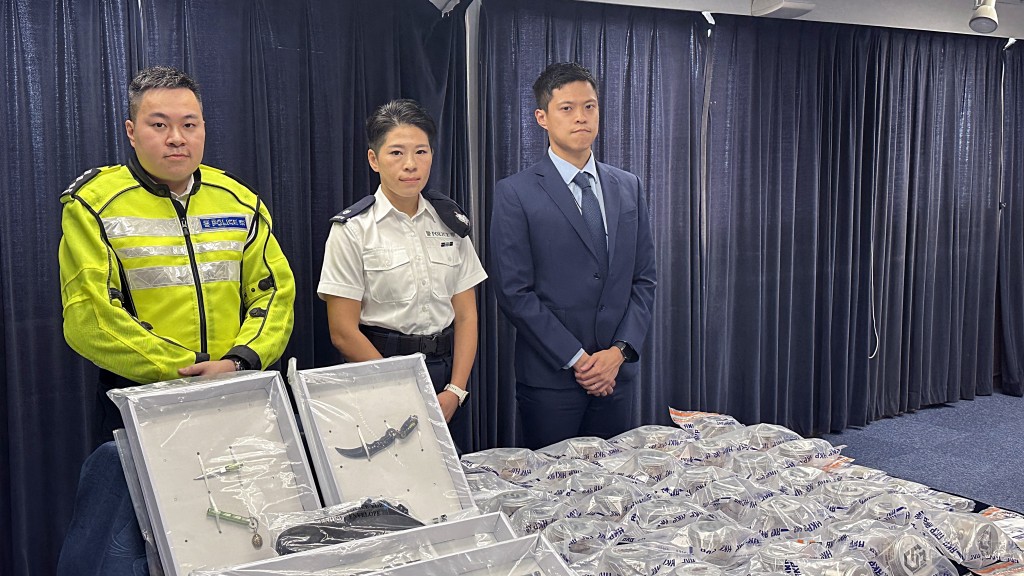 警方展示相關證物。劉漢權攝