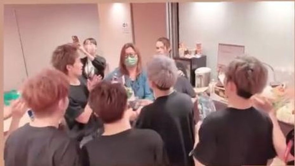 MIRROR早前在演唱會後送花及唱歌冧花姐。