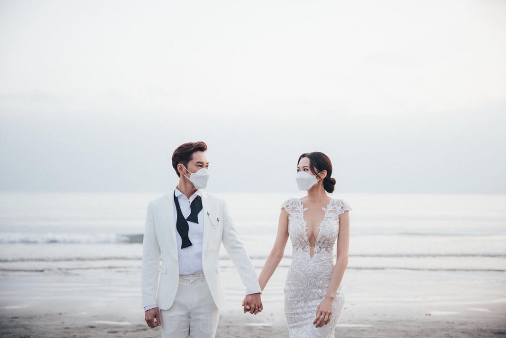 湯怡早前分享二人的結婚照，當時懷孕的湯怡上圍已明顯升cup，但手腳依然纖幼，令人羨慕。