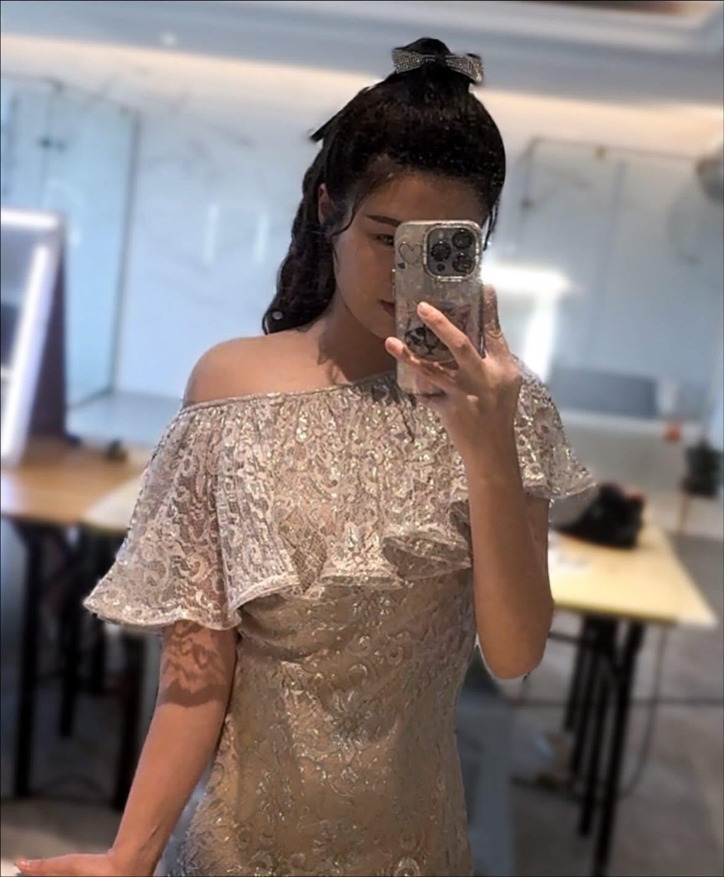 江嘉敏日前在社交網親自解畫。 江嘉敏日前在社交網親自解畫。